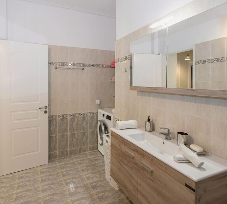 Thano'S Stylish Flat Just 150M To The Beach Faraí Exteriör bild